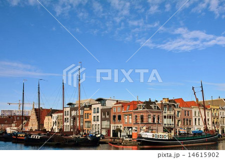 オランダ・ライデンの建物と青空 14615902