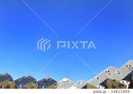 ヨーロッパ風の建物の屋根と青空 14615909