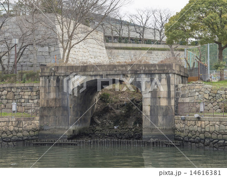 戦争遺跡の大阪砲兵工廠荷揚げ門（大阪市中央区） 14616381
