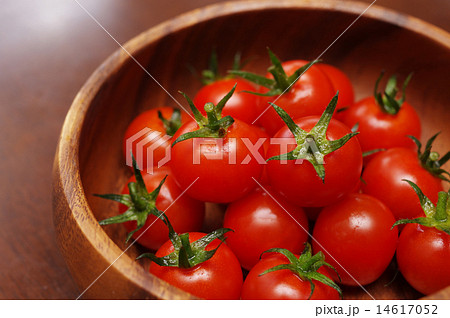 木の器に盛られたミニトマト 木の器に盛られたミニトマト 14617052