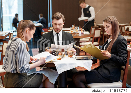 Business deals during lunch at the buffet restaurant 14618775