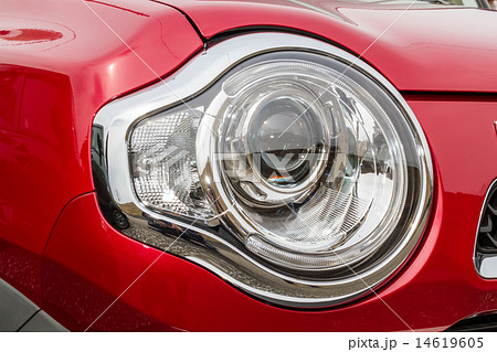 車のヘッドライト Headlight of the white car 車のヘッドライト Headlight of the white car 14619605