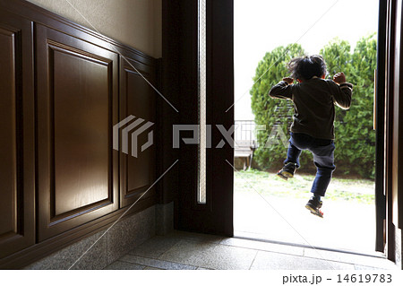 外に飛び出る元気な子供 外に飛び出る元気な子供 14619783