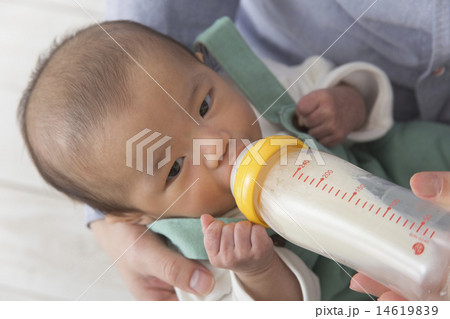 子供にミルクを飲ませる夫婦 14619839