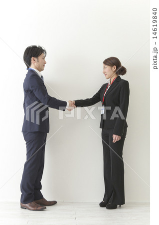 握手をする会社員 握手をする会社員 14619840
