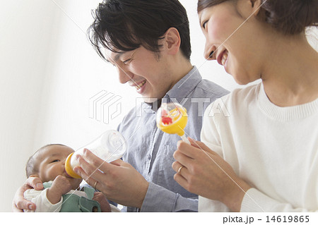子供にミルクを飲ませる夫婦 子供にミルクを飲ませる夫婦 14619865