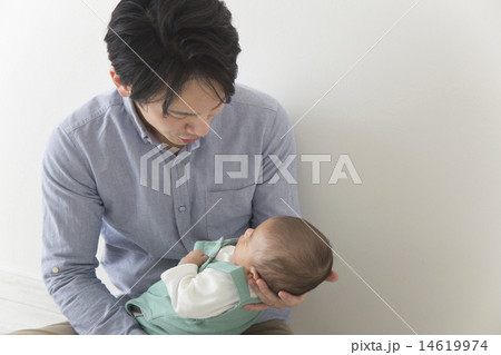 赤ちゃんをあやす男性 14619974