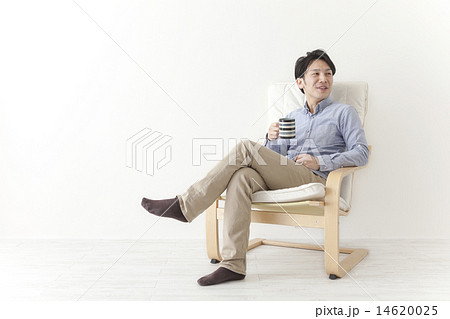 椅子でくつろぐ男性の写真素材