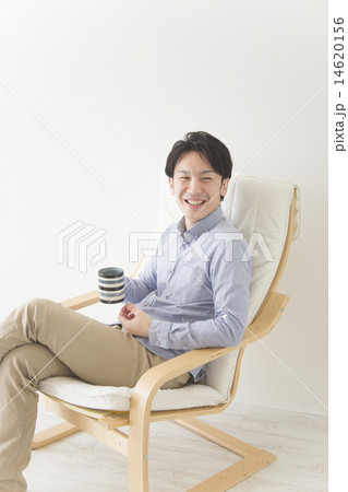 椅子でくつろぐ男性の写真素材