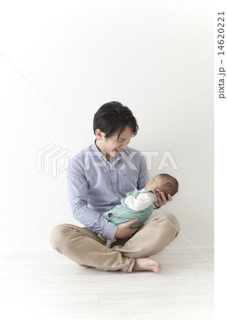 赤ちゃんをあやす男性 14620221