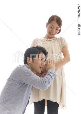 鼓動を聴くお父さん 14620297