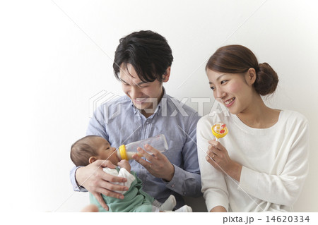 子供にミルクを飲ませる夫婦 子供にミルクを飲ませる夫婦 14620334