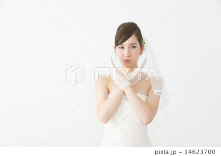 ウェディングイメージ　NGを出す花嫁　バツ印 14623700