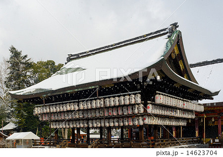 八坂神社の雪景色 14623704
