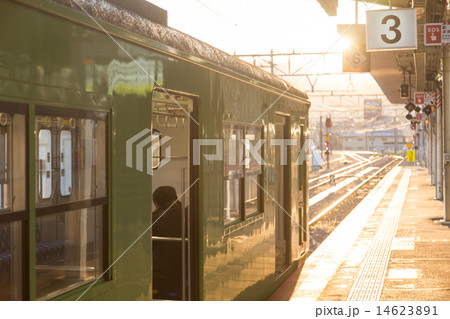 発車を待つ 14623891