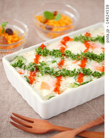 デコレーションポテトサラダとキャロットラぺ（背景茶・縦位置） 14624539