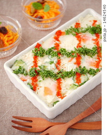 デコレーションポテトサラダとキャロットラぺ（背景茶・ハイアングル） 14624540