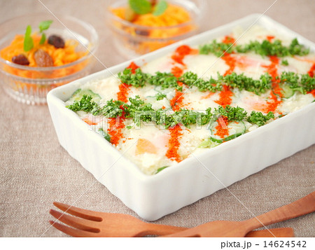 デコレーションポテトサラダとキャロットラぺ(背景茶・横位置) デコレーションポテトサラダとキャロットラぺ(背景茶・横位置) 14624542