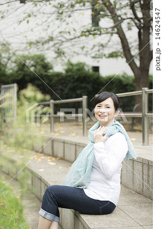 公園でくつろぐ女性 14624547