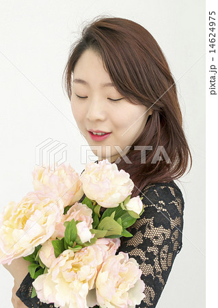 花束を持っている女性 14624975