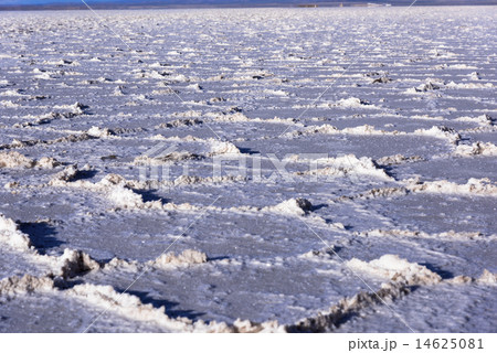 ウユニ塩湖の亀甲模様 14625081