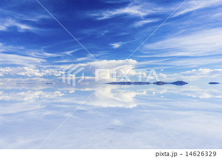 ミラーレイクのウユニ塩湖の写真素材