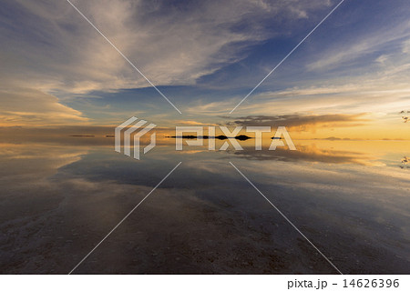 ミラーレイクのウユニ塩湖夕景 14626396