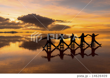 ミラーレイクのウユニ塩湖夕景 14626409