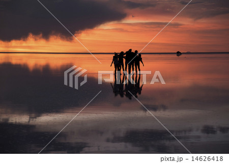 ミラーレイクのウユニ塩湖夕景 ミラーレイクのウユニ塩湖夕景 14626418