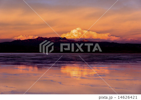 ミラーレイクのウユニ塩湖夕景 ミラーレイクのウユニ塩湖夕景 14626421