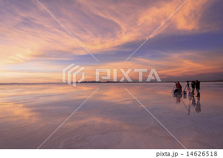 ミラーレイクのウユニ塩湖夕景 ミラーレイクのウユニ塩湖夕景 14626518