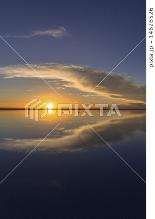 ミラーレイクのウユニ塩湖夕景 ミラーレイクのウユニ塩湖夕景 14626526