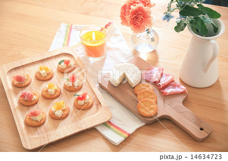 ワインとクラッカーとカマンベール ワインとクラッカーとカマンベール 14634723