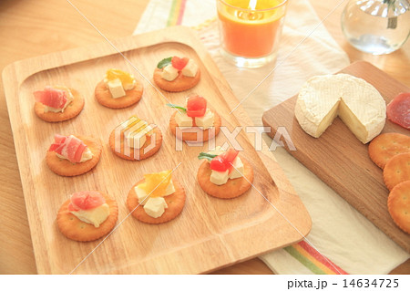 ワインとクラッカーとカマンベール 14634725