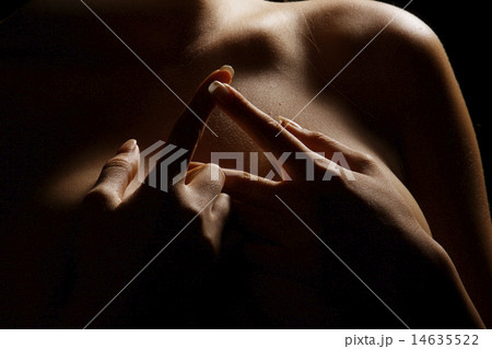 hand and shoulder of woman 14635522