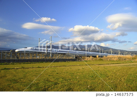 愛鷹山とN700A新幹線 14637575