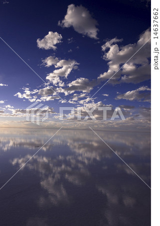 ミラーレイクのウユニ塩湖夕景 ミラーレイクのウユニ塩湖夕景 14637662
