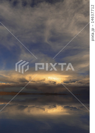 ミラーレイクのウユニ塩湖夕景 ミラーレイクのウユニ塩湖夕景 14637712
