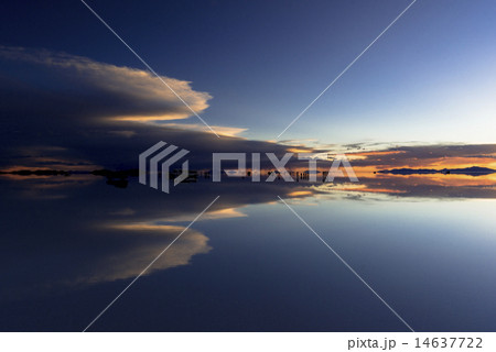 ミラーレイクのウユニ塩湖夕景 ミラーレイクのウユニ塩湖夕景 14637722