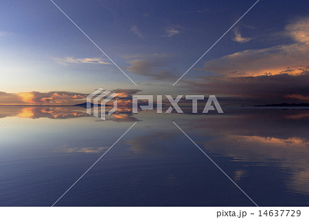 ミラーレイクのウユニ塩湖夕景 ミラーレイクのウユニ塩湖夕景 14637729