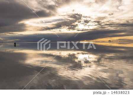 ミラーレイクのウユニ塩湖夕景 14638023
