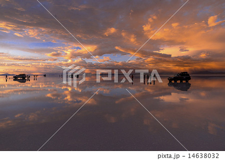 ミラーレイクのウユニ塩湖夕景 ミラーレイクのウユニ塩湖夕景 14638032
