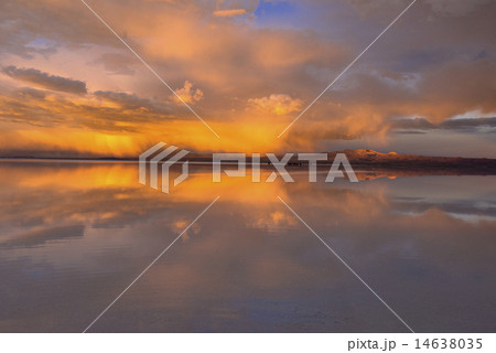 ミラーレイクのウユニ塩湖夕景 ミラーレイクのウユニ塩湖夕景 14638035
