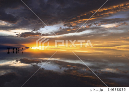 ミラーレイクのウユニ塩湖夕景 ミラーレイクのウユニ塩湖夕景 14638036