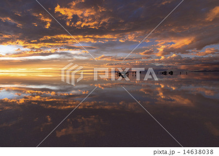 ミラーレイクのウユニ塩湖夕景 ミラーレイクのウユニ塩湖夕景 14638038