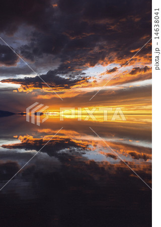 ミラーレイクのウユニ塩湖夕景 ミラーレイクのウユニ塩湖夕景 14638041