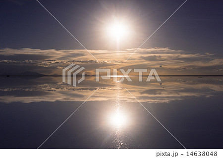 ミラーレイクのウユニ塩湖夕景 ミラーレイクのウユニ塩湖夕景 14638048