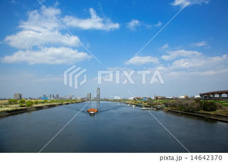 鹿浜橋より荒川の川原と川面に映える景観を臨む 14642370