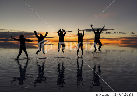 ミラーレイクのウユニ塩湖夕景 14642632