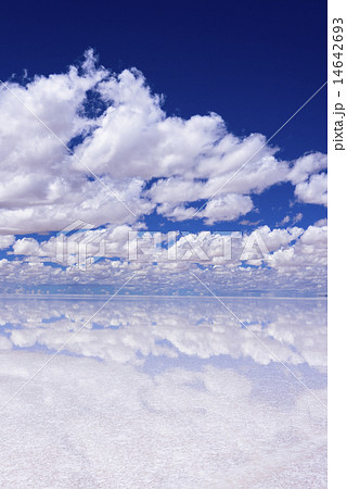 ミラーレイクのウユニ塩湖の写真素材 14642693 Pixta